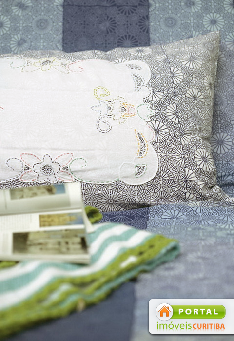 Escolha almofadas confortáveis e tecidos que combinem com a decoração